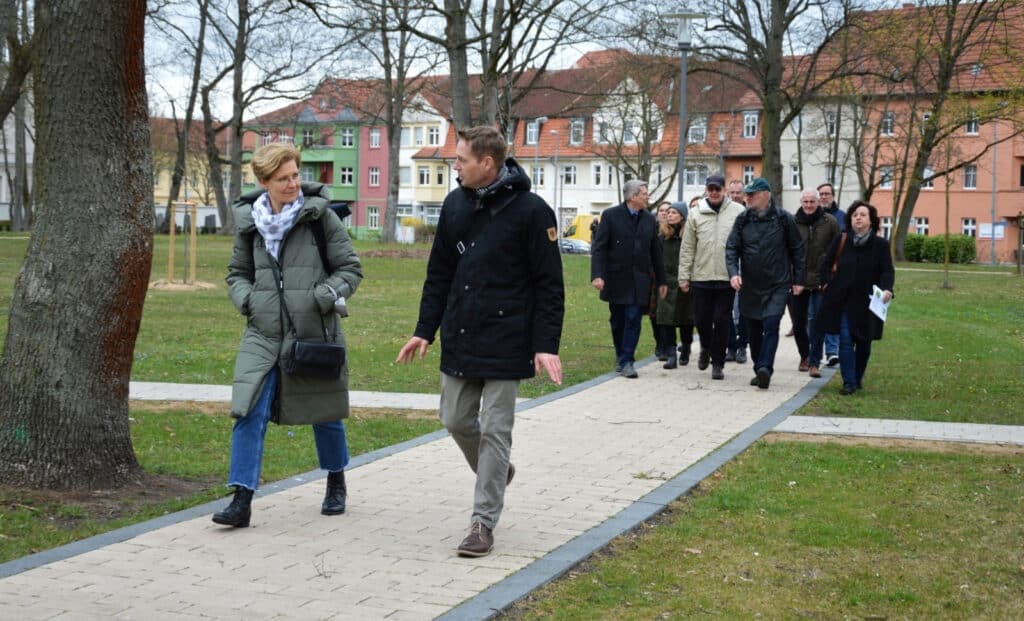 Gruppe Personen läuft durch Park
