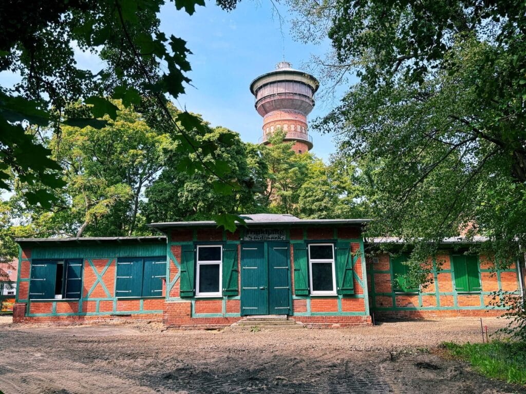 Wasserturm und Trinkhalle in Wittenberge werden für die Landesgartenschau 2027 instand gesetzt.