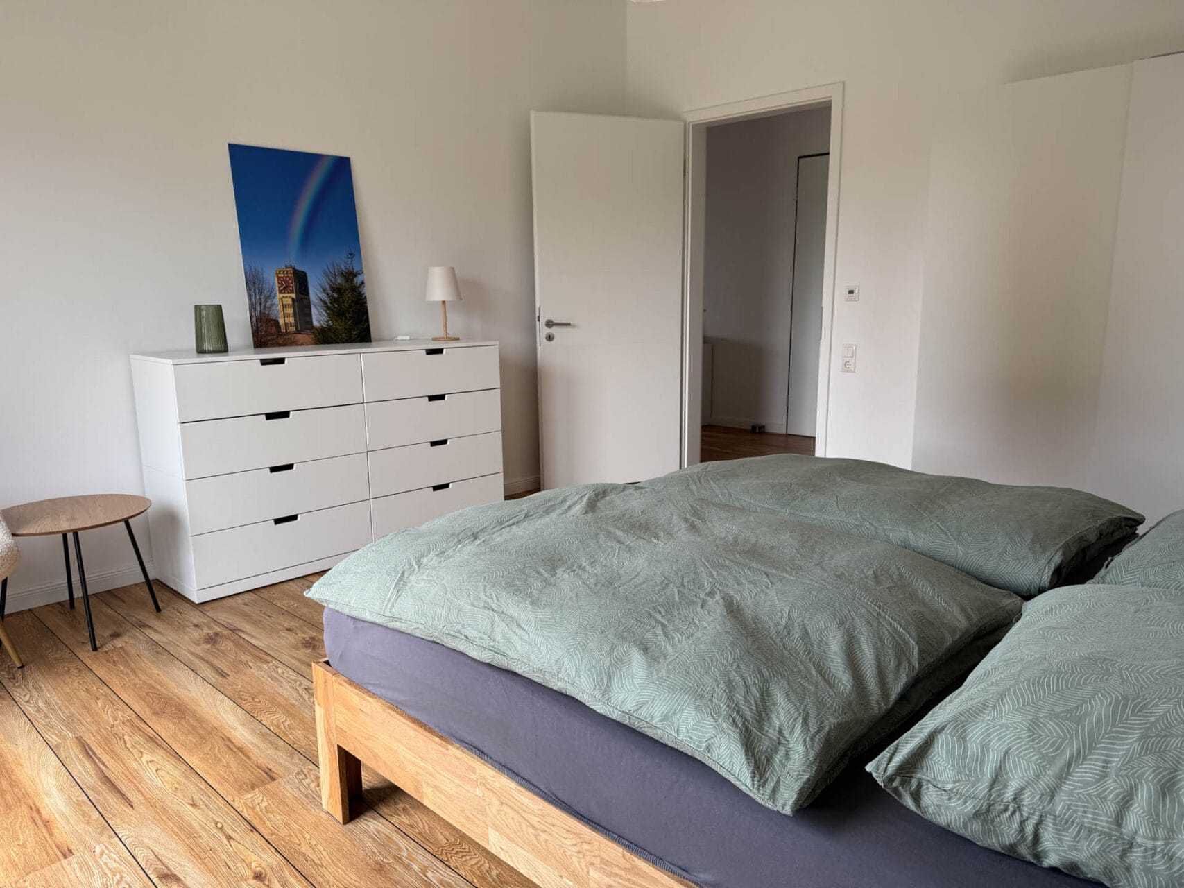 Schlafzimmer mit Doppelbett und Kommode