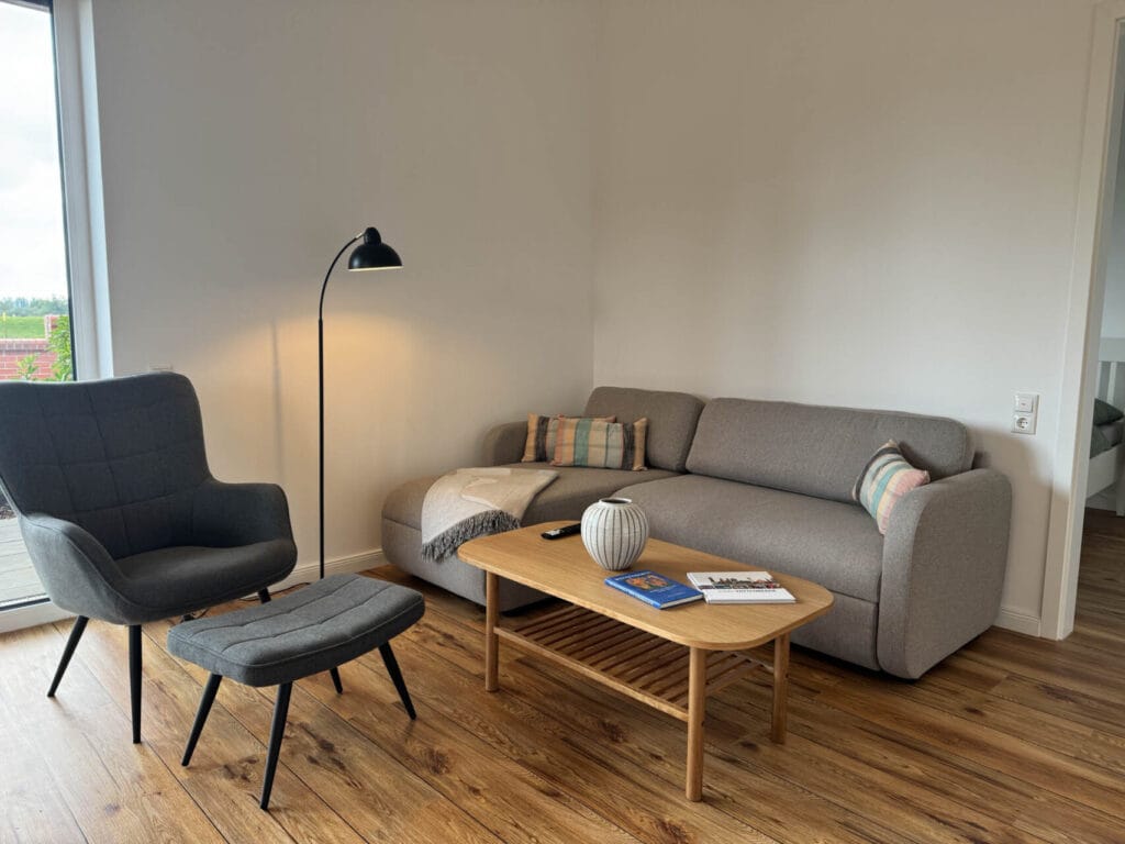 Wohnbereich mit Couch und Sessel