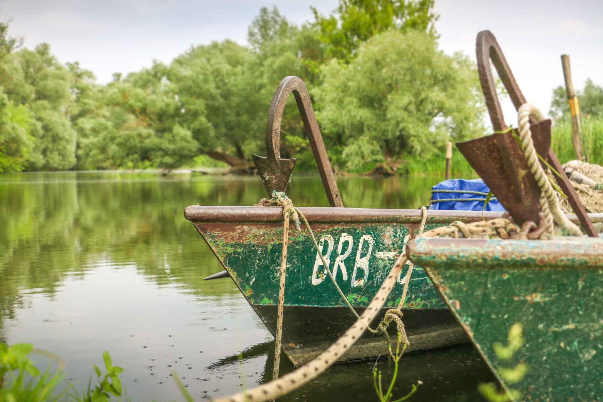 Fischerboote und Netze am Ufer.