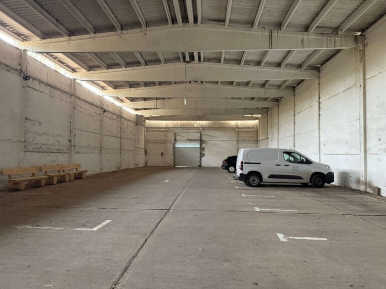 Die künftige Blumenhalle der Landesgartenschau Wittenberge 2027 ist noch eine Lagerhalle.