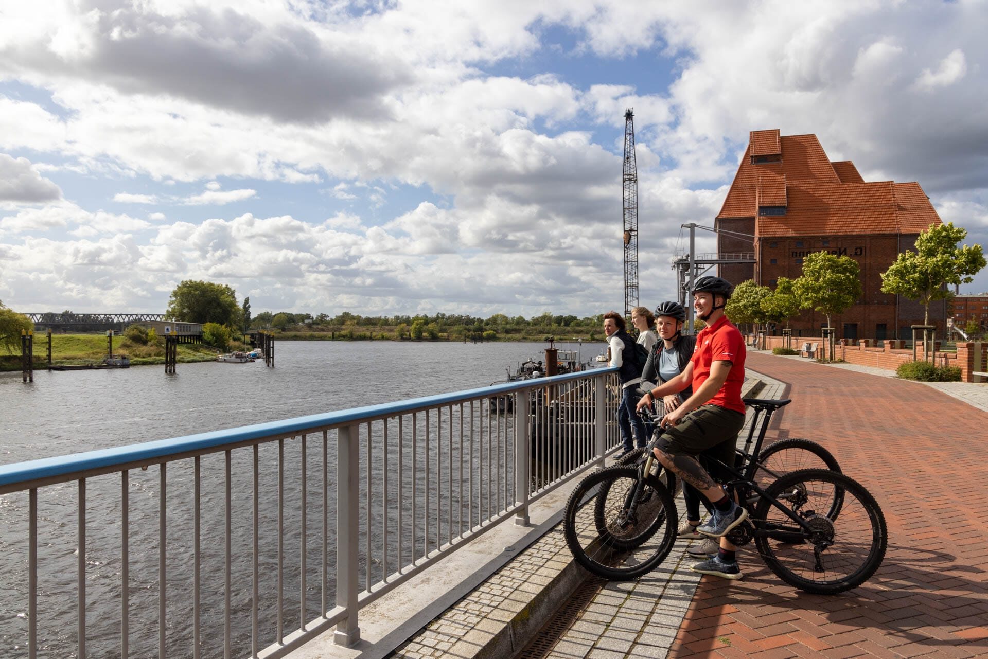 Touristen und Fahrradfahrer an der Elbe in Wittenberge