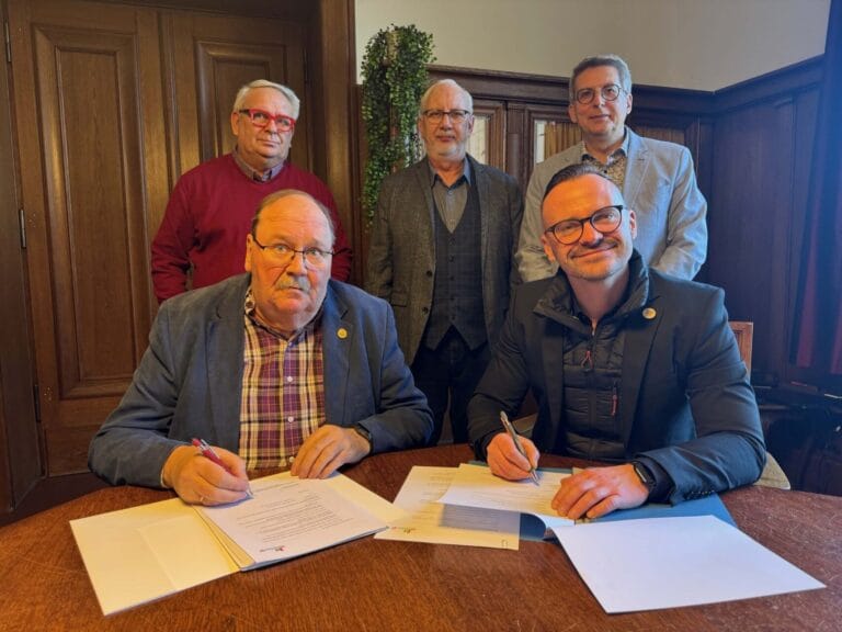 Die Gartenfreunde Brandenburg und die Landesgartenschau Wittenberge 2027 unterschreiben einen Kooperationsvertrag.