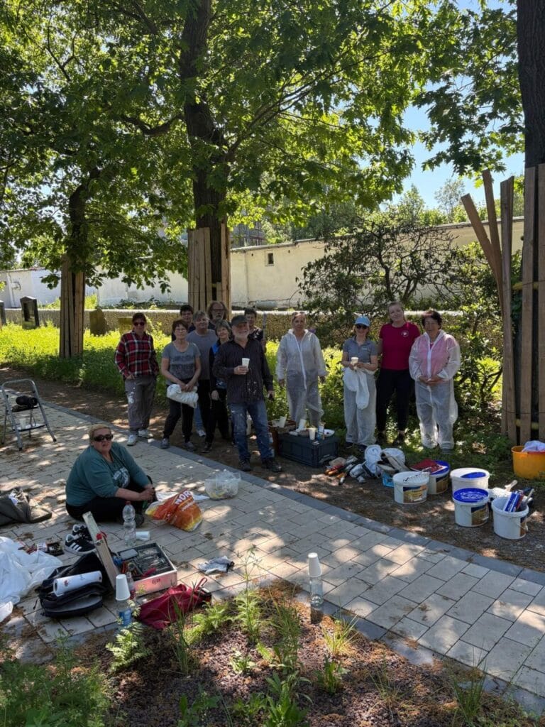 Ehrenamt bei der Landesgartenschau Wittenberge: Streichaktion am Modellblock