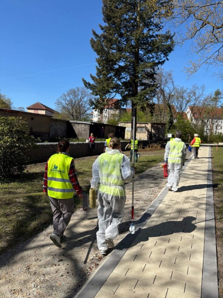 Ehrenamt bei der Landesgartenschau Wittenberge: Streichaktion am Modellblock