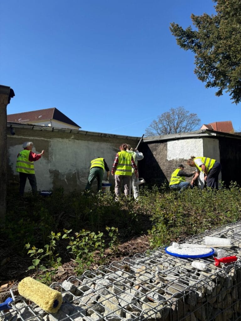 Ehrenamt bei der Landesgartenschau Wittenberge: Streichaktion am Modellblock