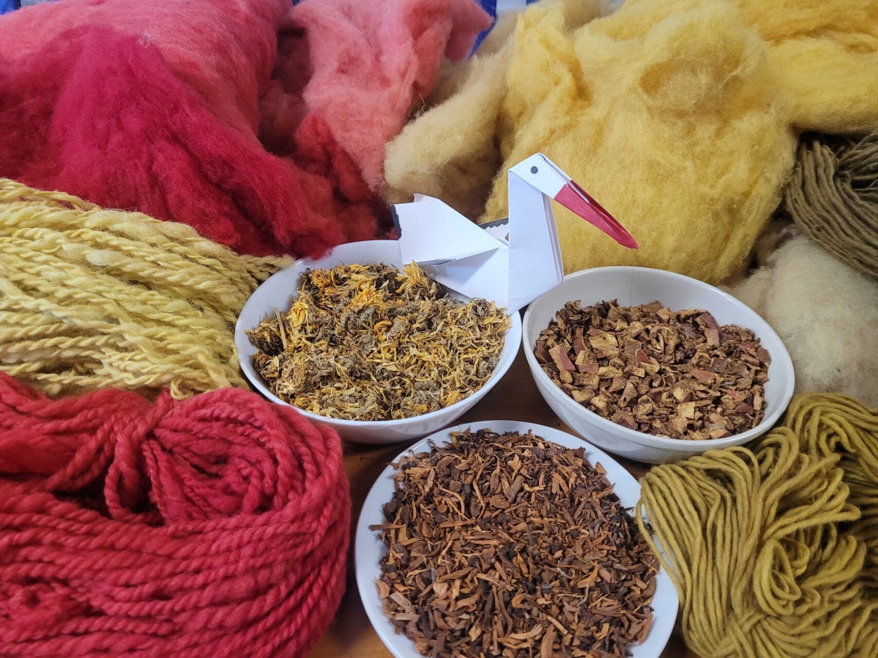 Pflanzliches Färbematerial und mit Pflanzen gefärbte Wolle.
