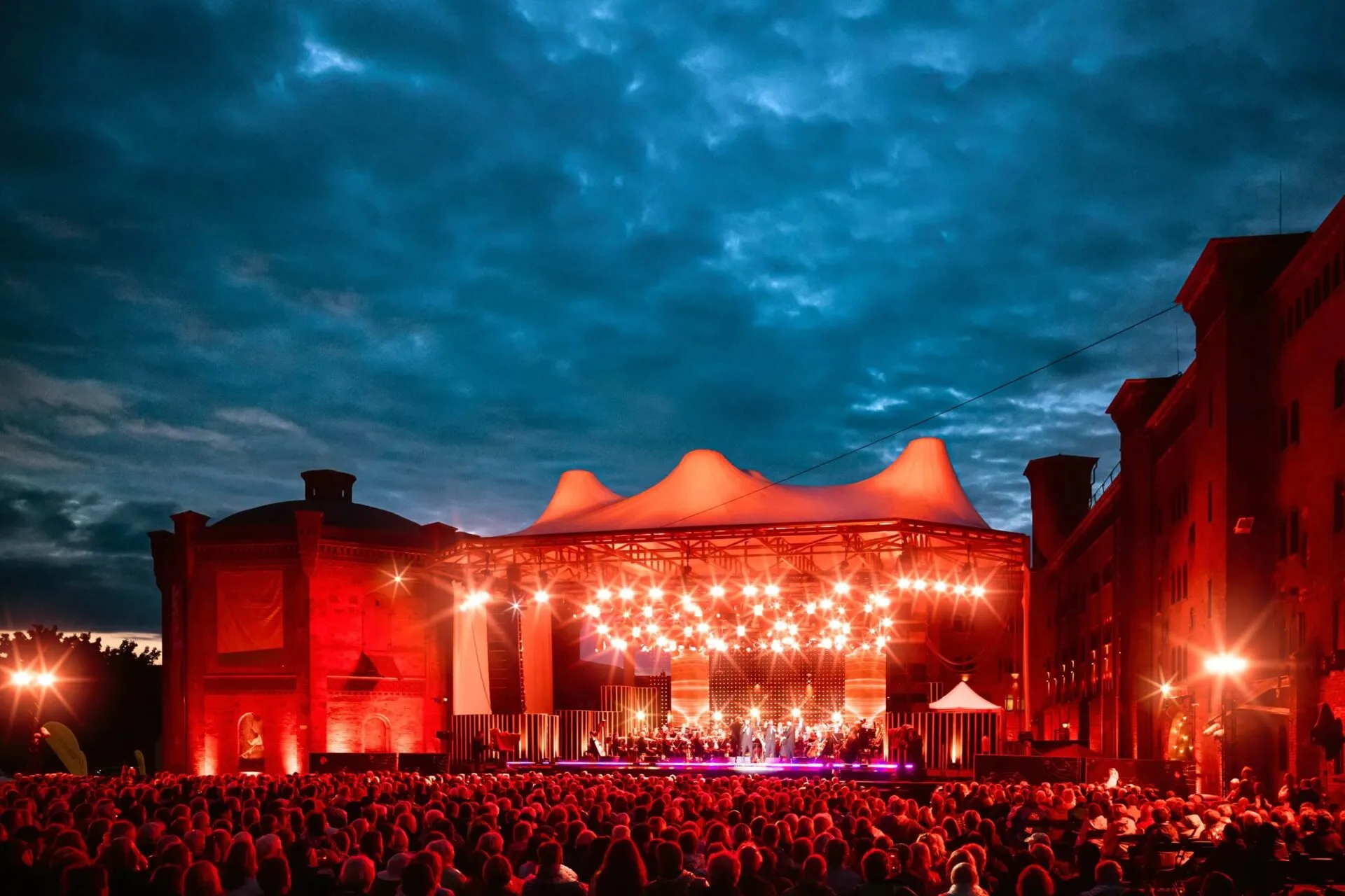 Elblandbühne während der Elblandfestspiele Wittenberge