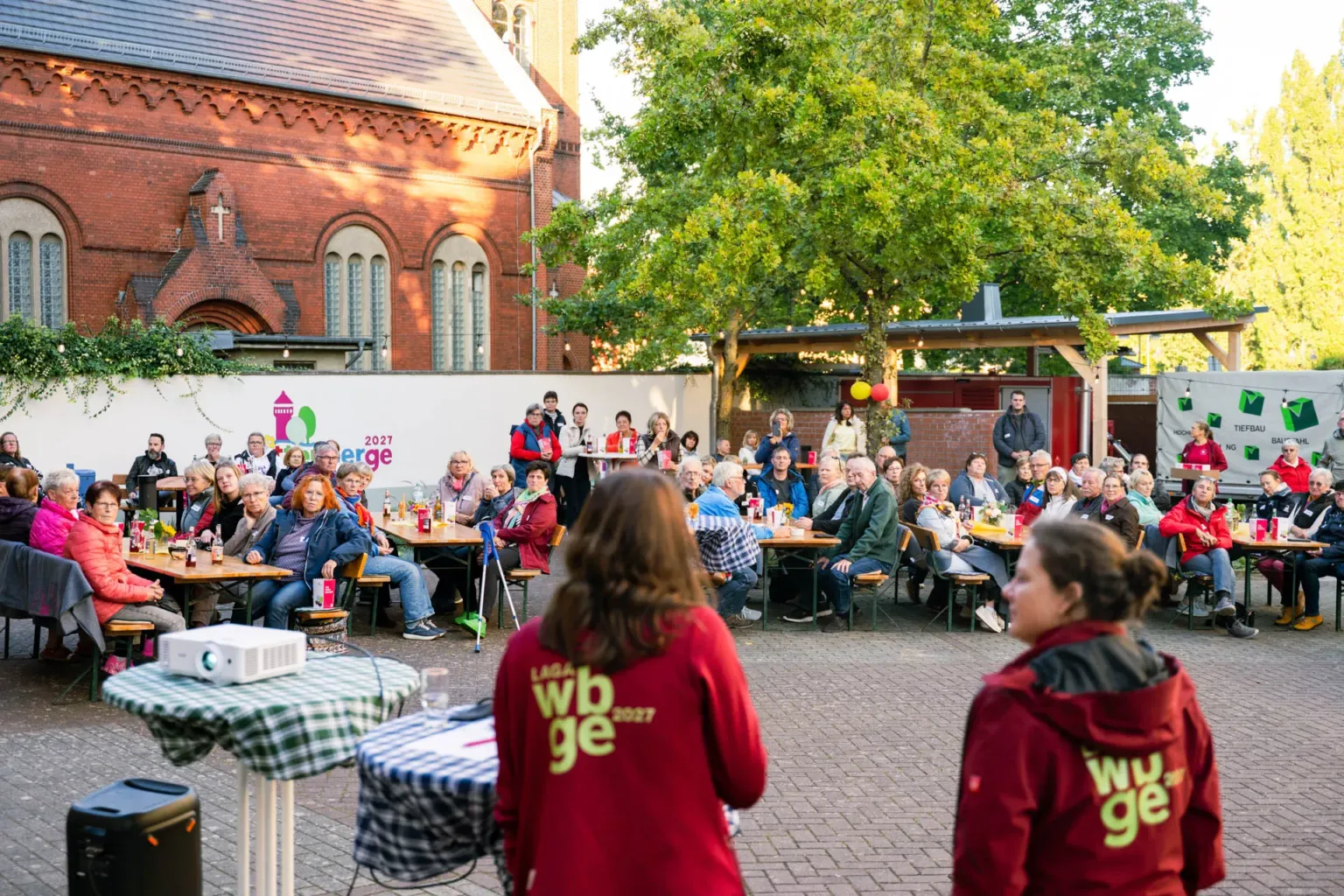 ehrenamtlichen Helferinnen und Helfer feiern wir das erste Hoffest