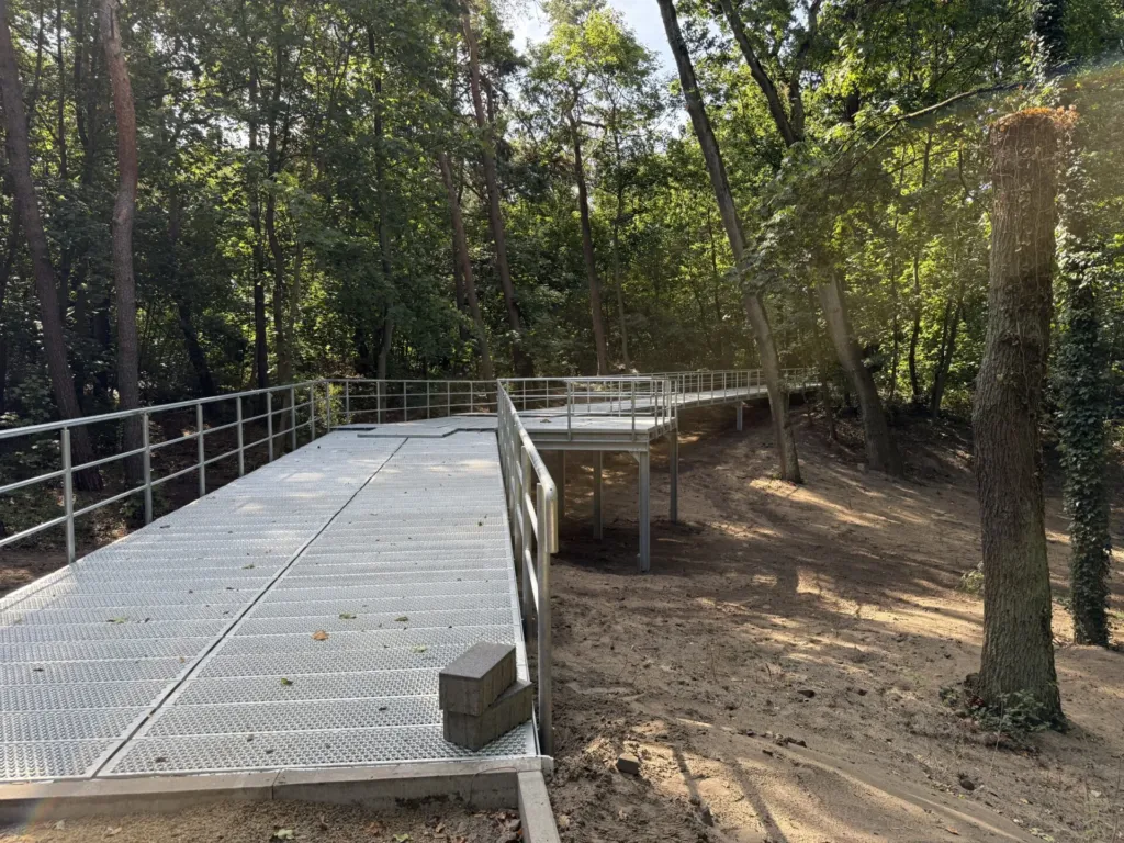 Ein barrierefreier Weg im Stadtpark entsteht