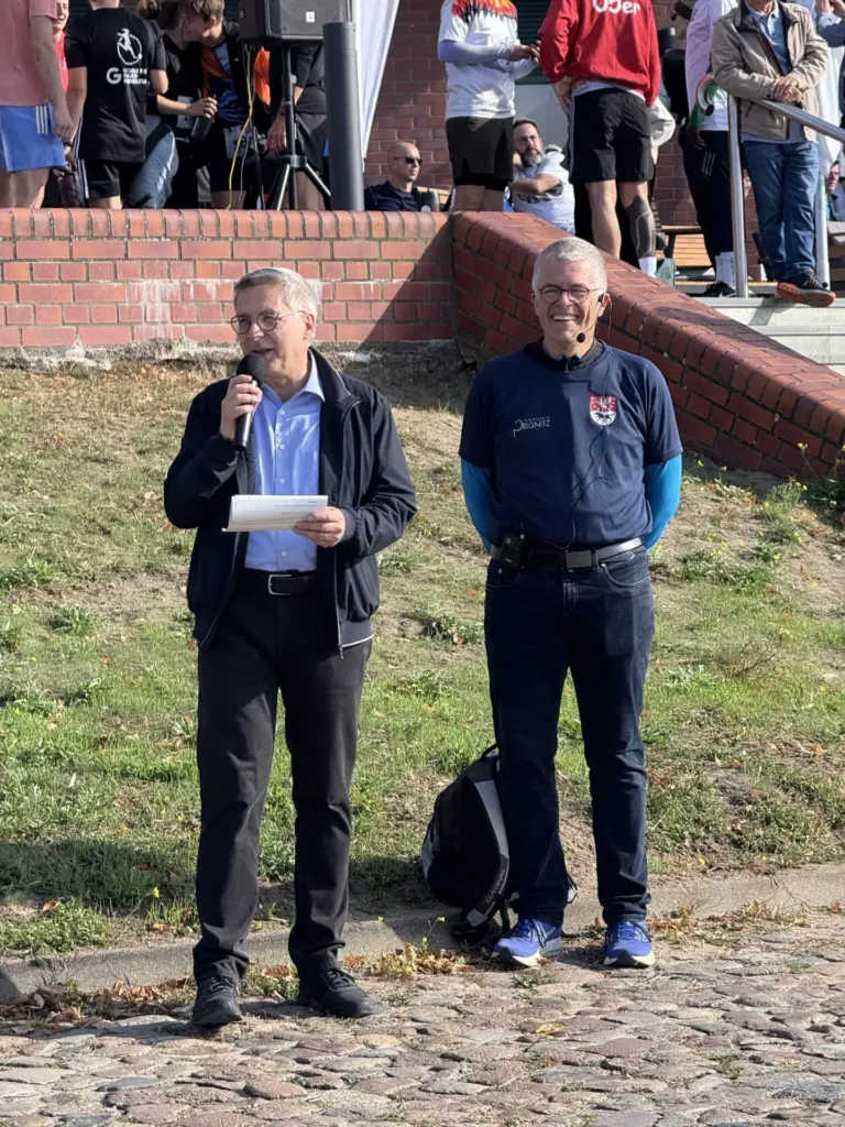 Bürgermeister Dr. Oliver Hermann und Moderator Bernd Atzenroth begrüßen die Sportlerinnen und Sportler