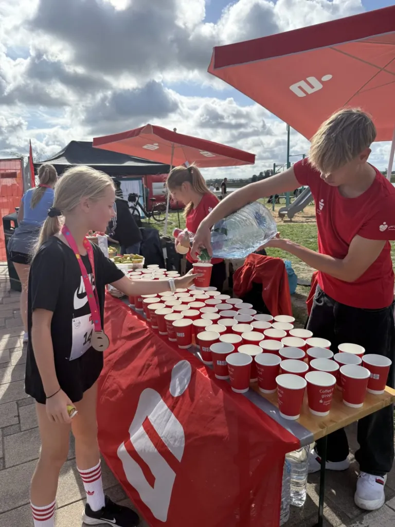 Am Ziel füllt Sponsor Sparkasse Prignitz das Wasser auf