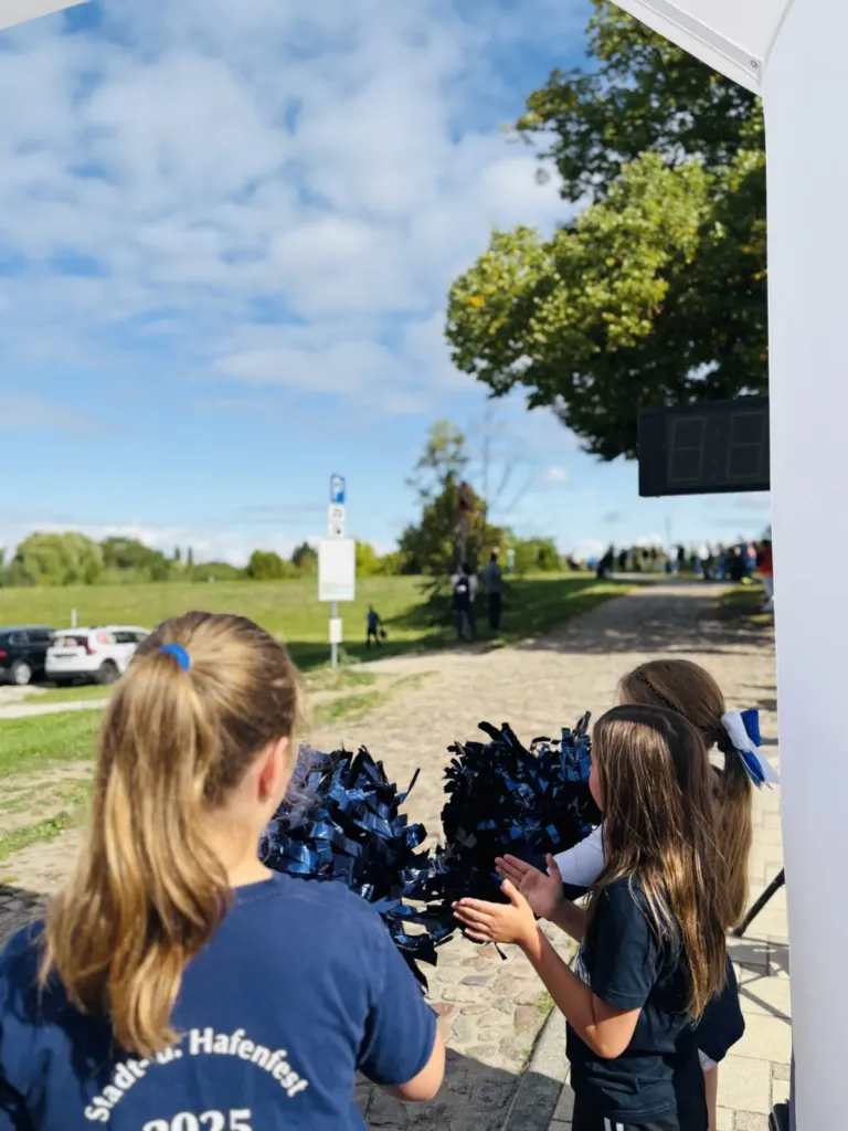Cheerleader am Ziel des LAGA-Laufs