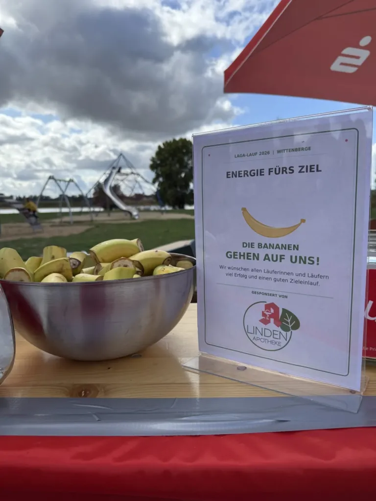 Eine Schale mit Bananen und einem Schild, auf dem der Obst-Sponsor, die Lindenaptheke Wittenberge, vermerkt ist