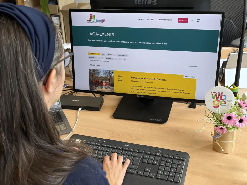 Bildschirm mit dem Veranstaltungskalender der Landesgartenschau Wittenberge 2027