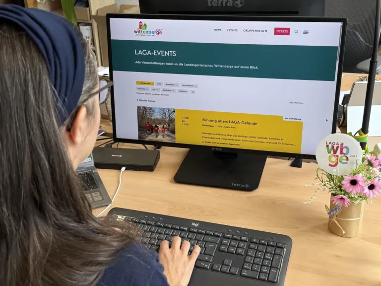 Bildschirm mit dem Veranstaltungskalender der Landesgartenschau Wittenberge 2027