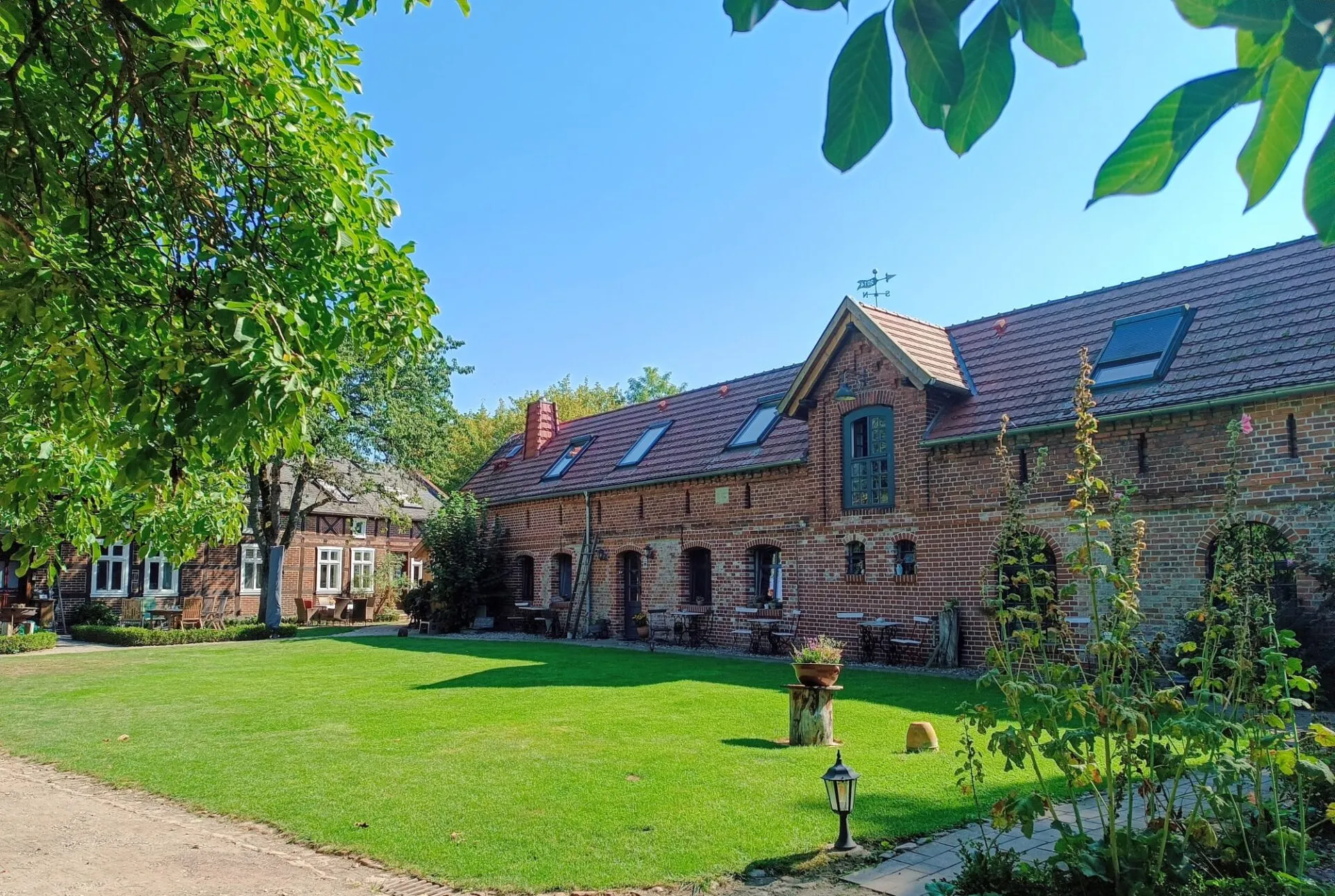 Hausansicht und Innenhof