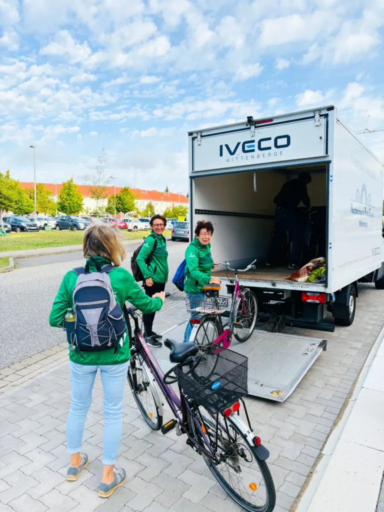 Ehrenamtliche der LAGA laden Fährrader zum Transport in einen Transporter