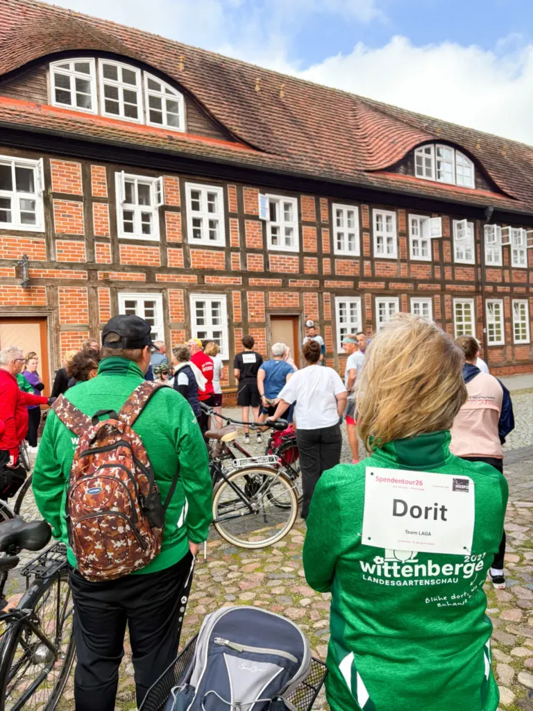 Eine Gruppe Radfahrer von hinten, im Vordergrund Ehrenamtliche der LAGA