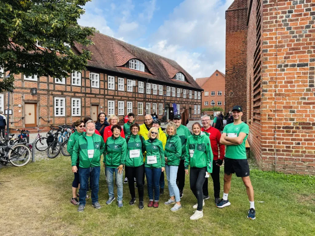 Ein Gruppenbild von Ehrenamtlichen der LAGA Wittenberge, die an der Spendentour teilgenommen haben