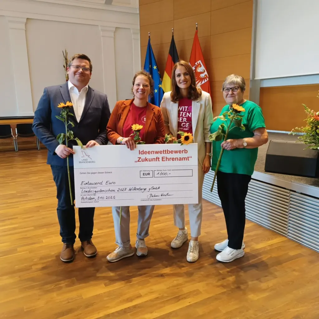 Ehrenamtskoordinatorinnen Sabrina Klabuhn und Tina Vogel, Ehrenamtliche Inge Wundermann und Geschäftsführer Lars Wirwich nehmen den Preis für den Ideenwettbewerb entgegen.
