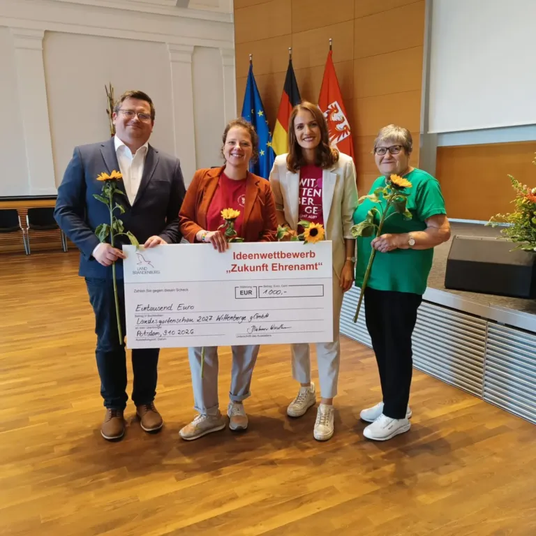 Ehrenamtskoordinatorinnen Sabrina Klabuhn und Tina Vogel, Ehrenamtliche Inge Wundermann und Geschäftsführer Lars Wirwich nehmen den Preis für den Ideenwettbewerb entgegen.